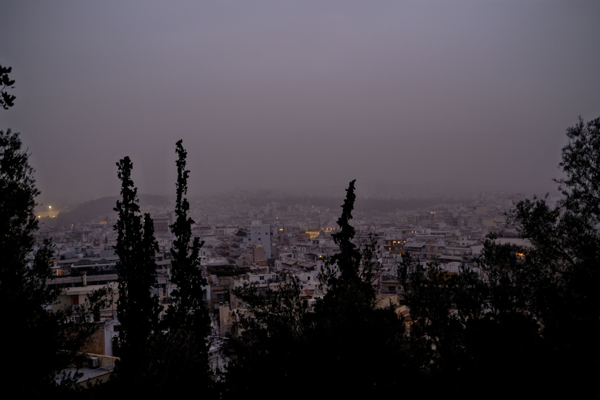 Καιρός: Ξεκινά διήμερο με βροχές, αφρικανική σκόνη και πτώση θερμοκρασίας – Οι περιοχές με τα έντονα φαινόμενα