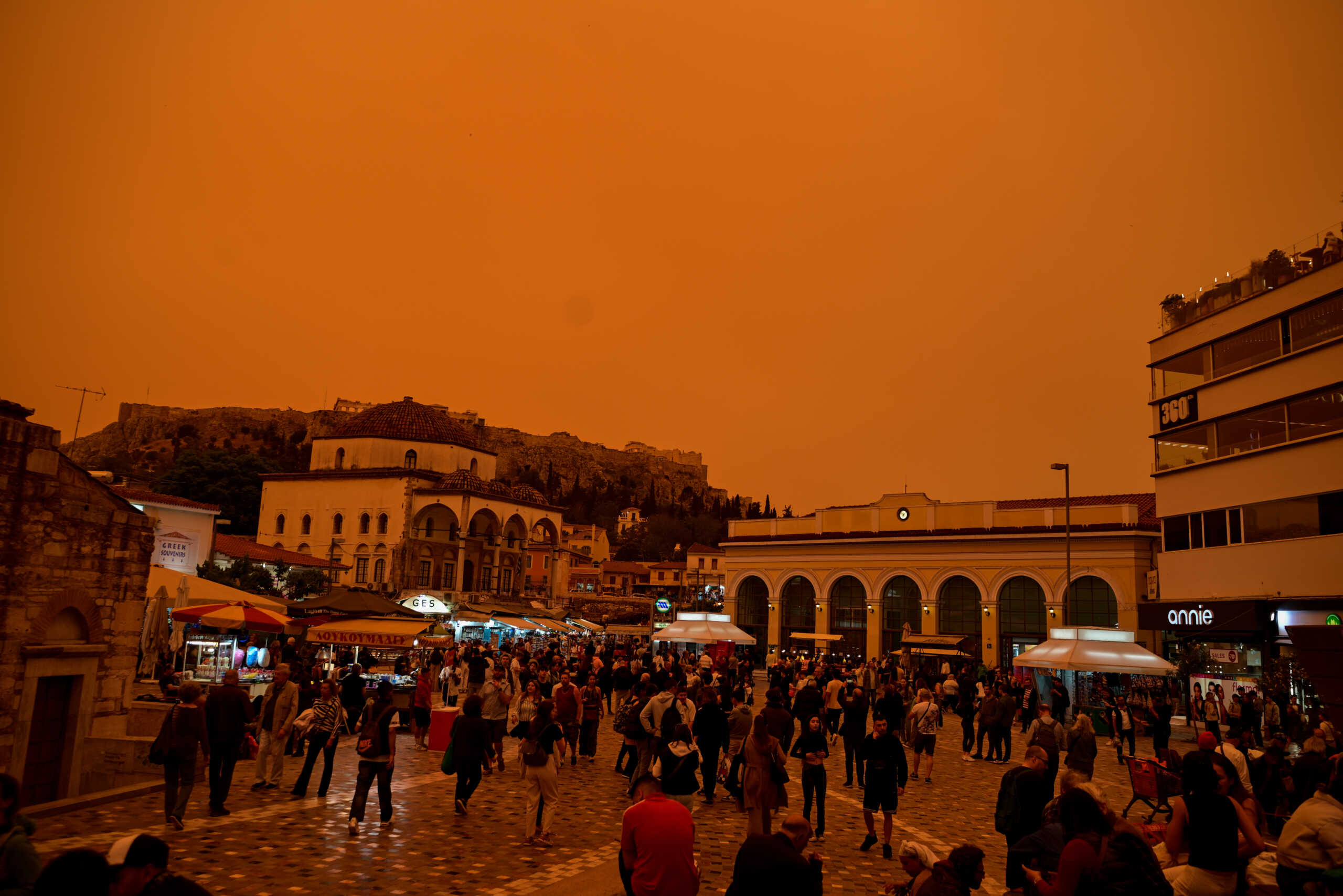 Έντονη αυτή την ώρα η αφρικανική σκόνη πάνω από την Αθήνα.  Τρίτη 23 Απριλίου 2024   (ΤΑΤΙΑΝΑ ΜΠΟΛΑΡΗ