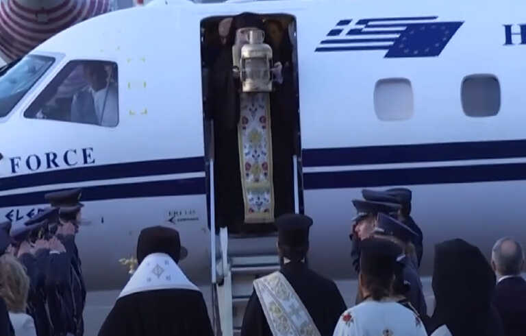 Το Αγιο Φως έφτασε στην Ελλάδα - Μεταφέρεται σε όλη τη χώρα με ειδικές πτήσεις