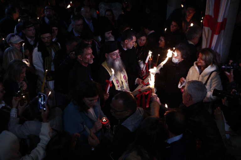 Το Άγιο Φως έφτασε στην Ελλάδα – Μεταφέρθηκε στο Μετόχι του Παναγίου Τάφου στην Πλάκα και σε όλη την Ελλάδα με ειδικές πτήσεις