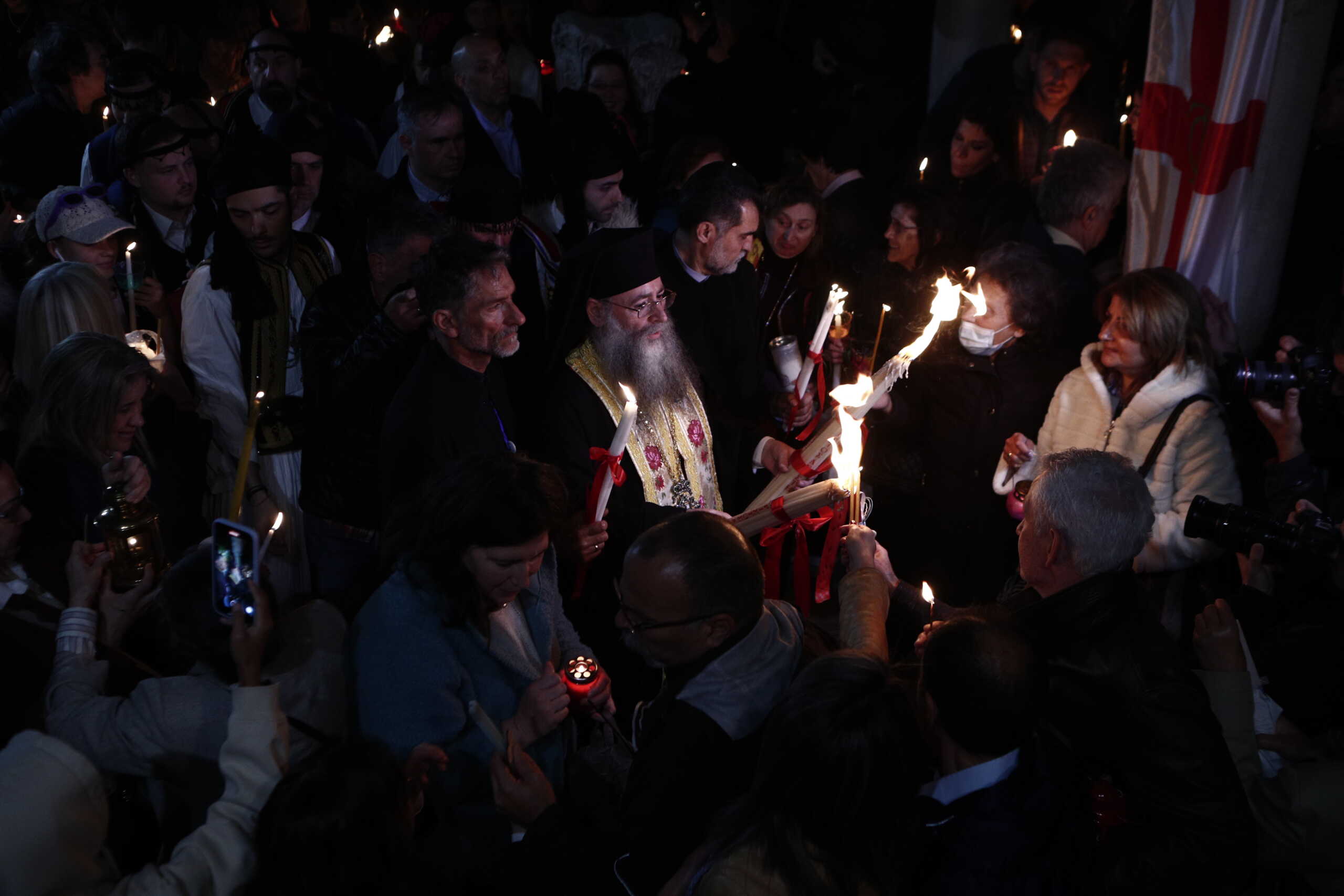 Το Άγιο Φως έφτασε στην Ελλάδα – Μεταφέρθηκε στο Μετόχι του Παναγίου Τάφου στην Πλάκα και σε όλη την Ελλάδα με ειδικές πτήσεις