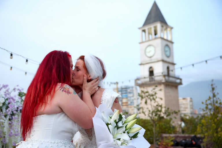 Εικόνες από τον πρώτο γάμο ομόφυλου ζευγαριού στην Αλβανία