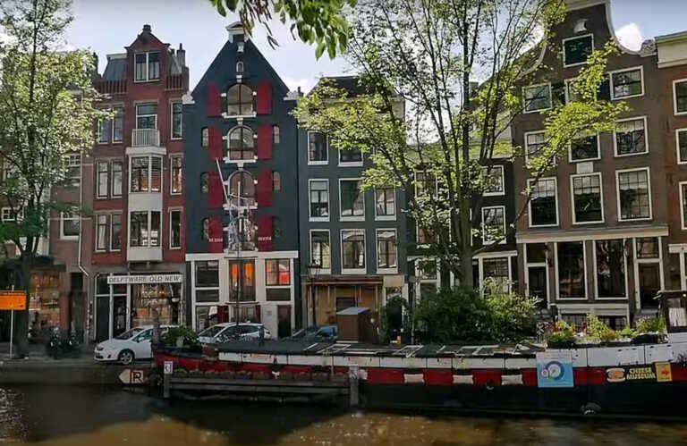 Αδιανόητο! Θέση στάθμευσης σε εμπορικό δρόμο του Άμστερνταμ πωλείται 495.000 ευρώ