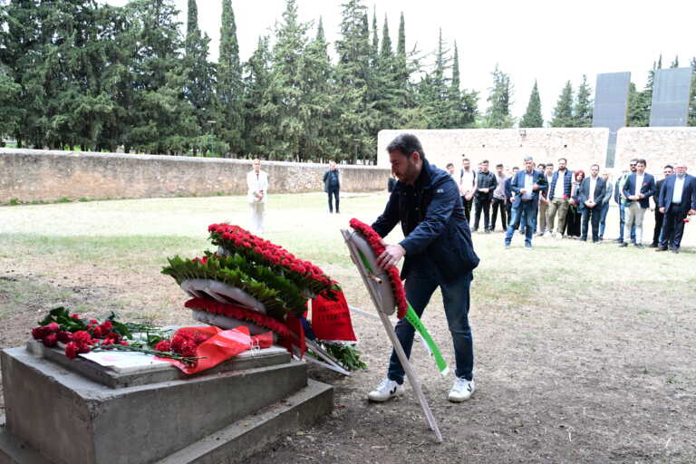 Ο Νίκος Ανδρουλάκης κατέθεσε στεφάνι στο Σκοπευτήριο Καισαριανής: «Κρατάμε τη θυσία τους ως πυξίδα»