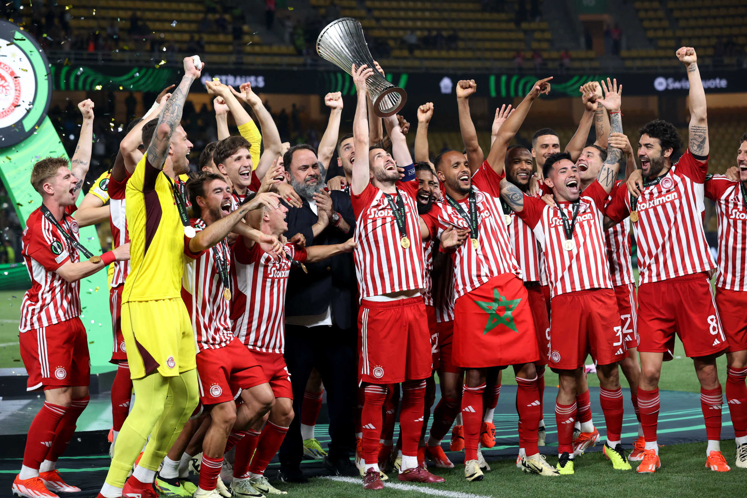 Soccer Football - Europa Conference League - Final - Olympiacos v Fiorentina - Agia Sophia Stadium, Athens, Greece - May 30, 2024 Olympiacos' Kostas Fortounis celebrates with the owner Evangelos Marinakis and the trophy after winning the Europa Conference League REUTERS