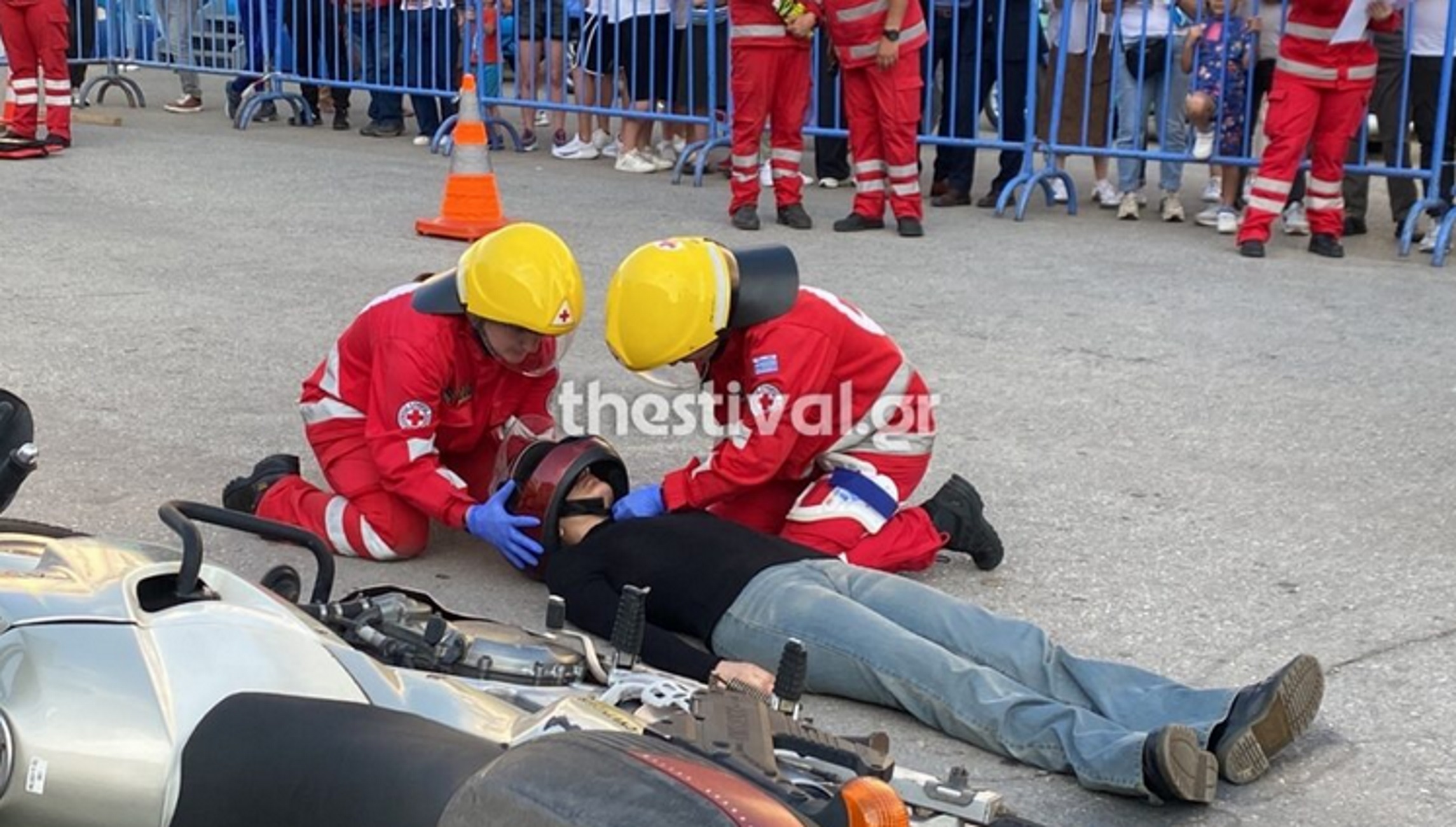 Θεσσαλονίκη: Εντυπωσιακή επίδειξη του Ερυθρού Σταυρού για απεγκλωβισμό μετά από τροχαίο