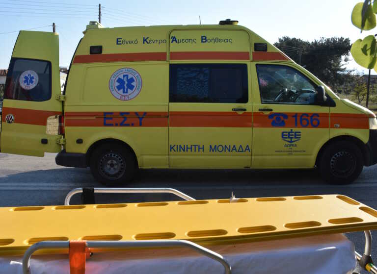Μηχανή παρέσυρε και σκότωσε πεζή στη Βούλα - Τραυματίστηκε και ο οδηγός