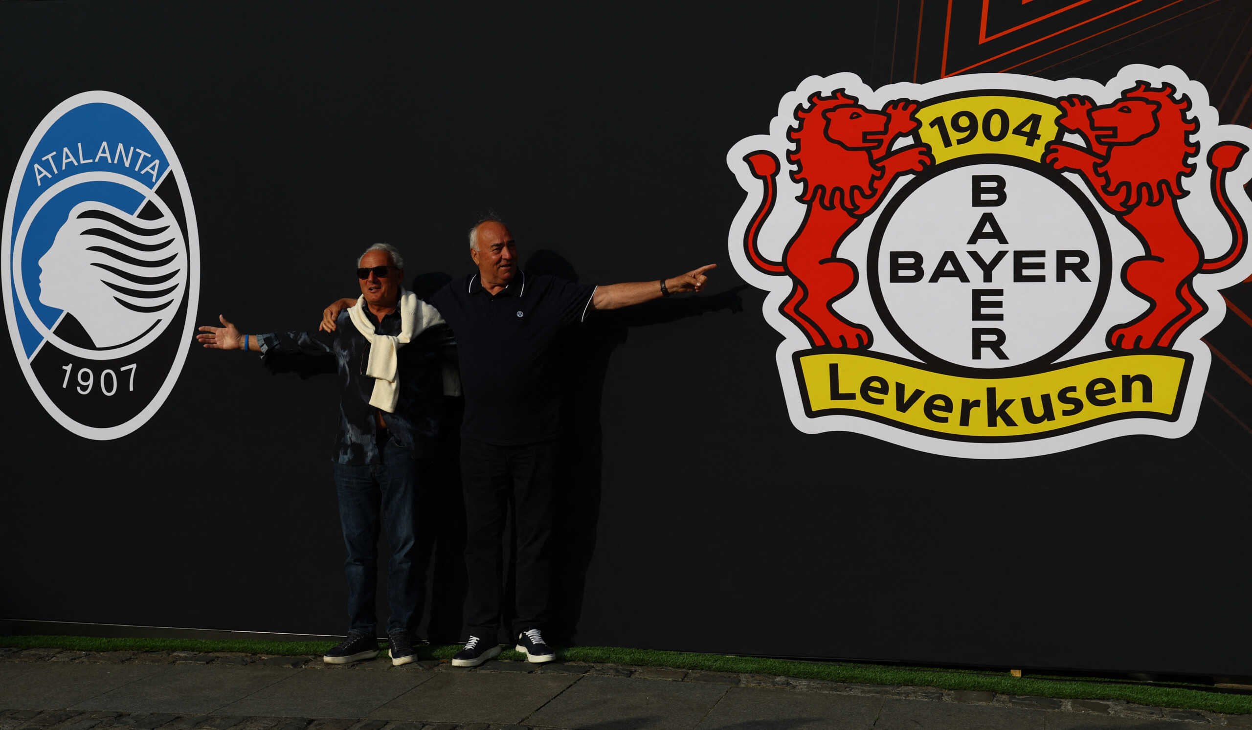 Soccer Football - Europa League - Final Preview - Atalanta v Bayer Leverkusen - Dublin, Ireland - May 21, 2024 Fans pose next to Atalanta and Bayer Leverkusen emblems in a fan zone ahead of the europa league final REUTERS