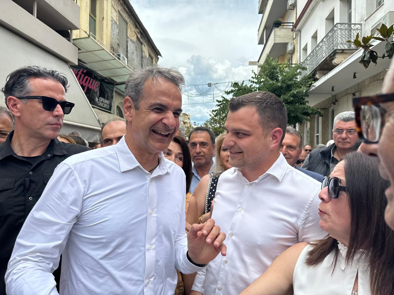 Με τον γιο του Φρέντι Μπελέρη ο Κυριάκος Μητσοτάκης στην Άρτα