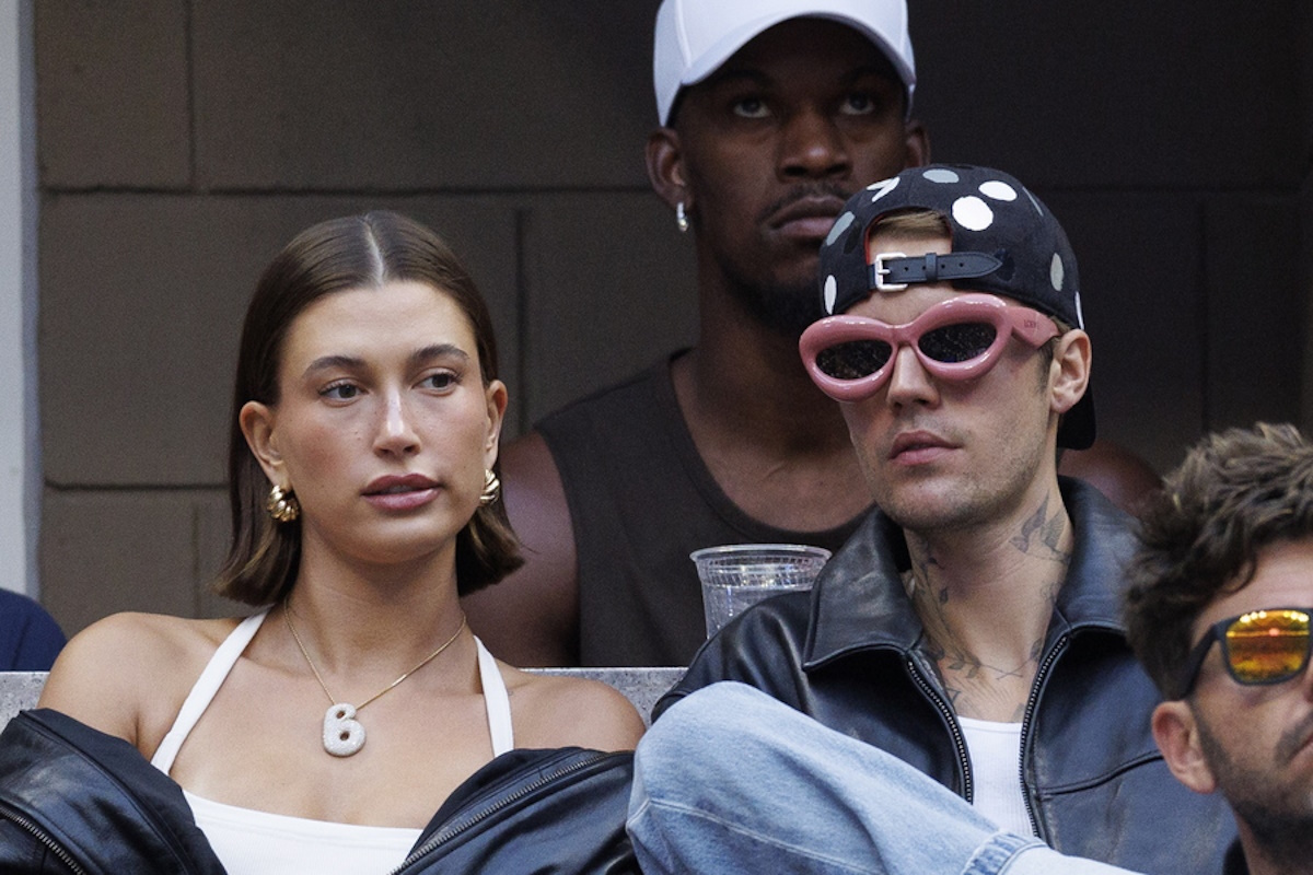 epa10835012 US singer Justin Bieber (R) and his wife Hailey Bieber watch the third round match between Coco Gauff of the United States and Elise Mertens of Belgium at the US Open Tennis Championships at the USTA National Tennis Center in Flushing Meadows, New York, USA, 01 September 2023. The US Open runs from 28 August through 10 September.  EPA