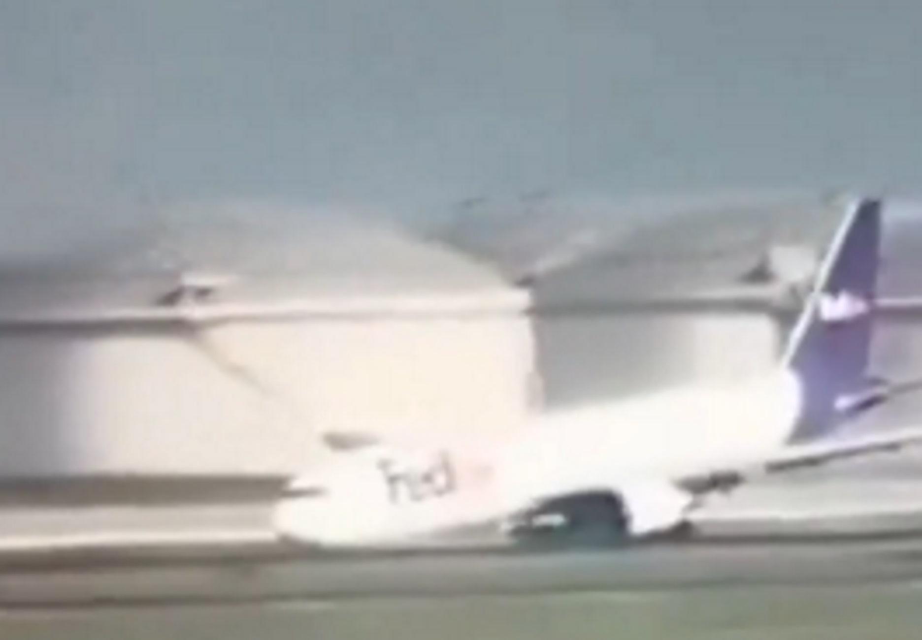 Τουρκία: Βίντεο με αεροπλάνο Boeing 767 να κάνει αναγκαστική προσγείωση με την άτρακτο στην Κωνσταντινούπολη
