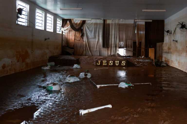 Μάχη με τον χρόνο δίνουν οι διασώστες στη Βραζιλία: Στους 66 οι νεκροί από τις πλημμύρες