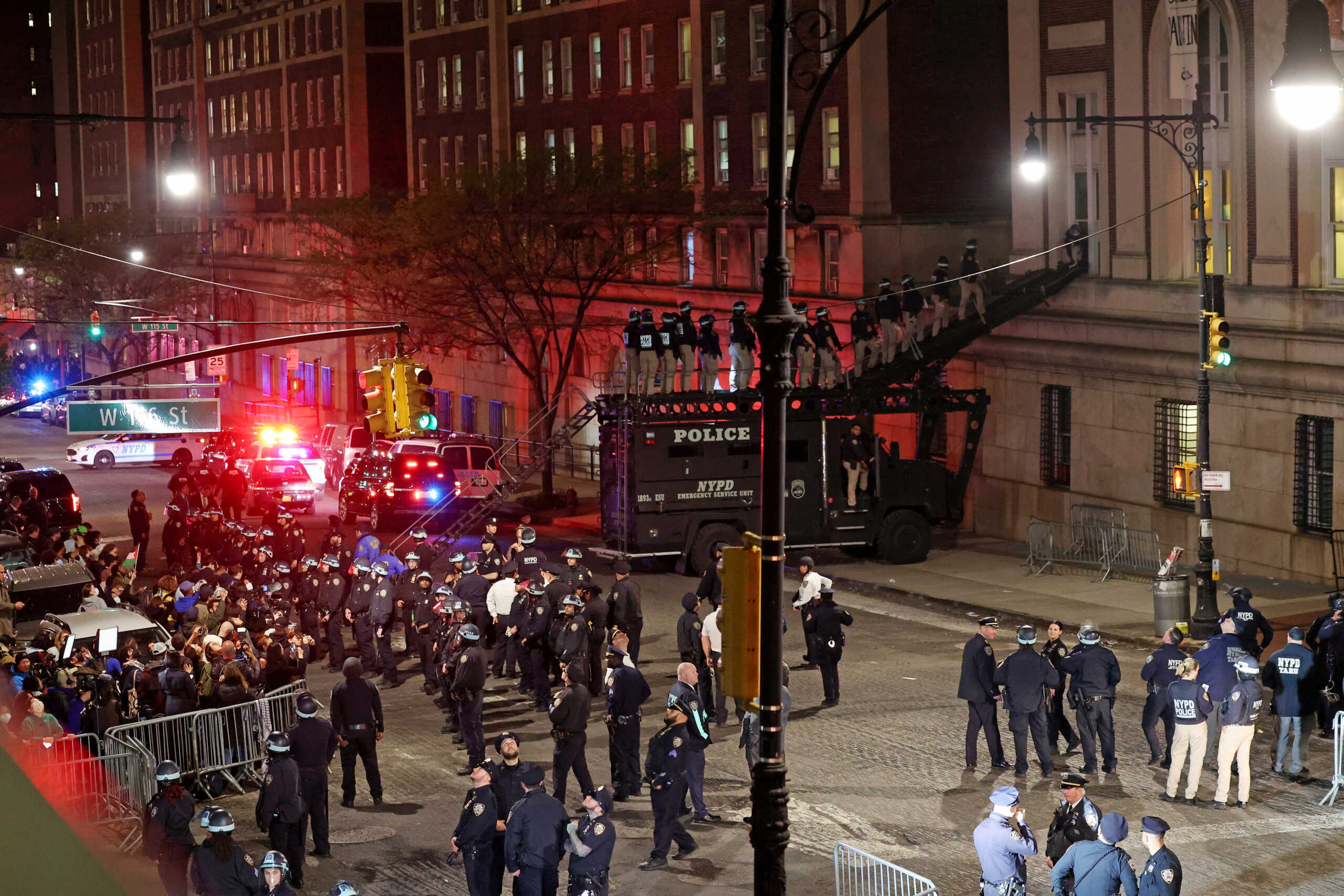 Police use a special vehicle to enter Hamilton Hall which was occupied by protesters, as other officers enter the campus of Columbia University, during the ongoing conflict between Israel and the Palestinian Islamist group Hamas, in New York City, U.S., April 30, 2024. REUTERS