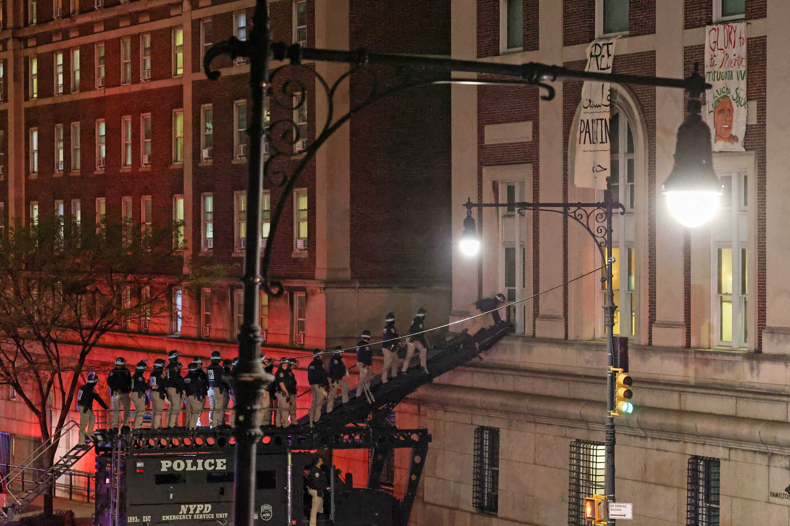 Police use a special vehicle to enter Hamilton Hall which was occupied by protesters, as other officers enter the campus of Columbia University, during the ongoing conflict between Israel and the Palestinian Islamist group Hamas, in New York City, U.S., April 30, 2024. REUTERS