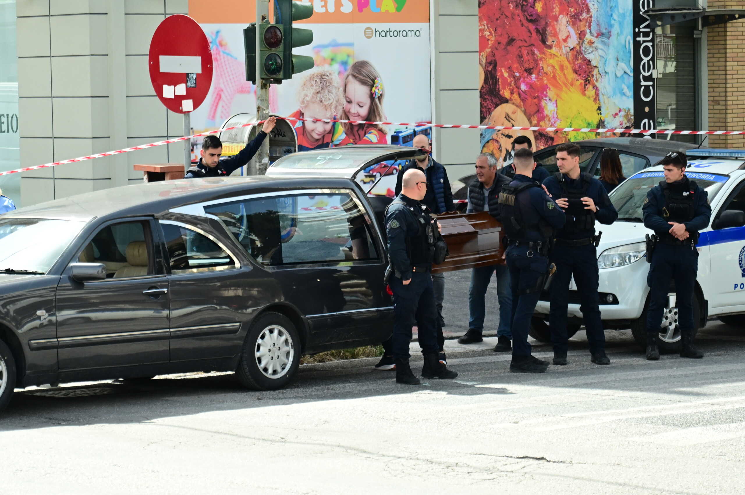 Δολοφονία 40χρονης γυναίκας στο Μενίδι, Πέμπτη 16 Μαΐου 2024. Την γυναίκα εντόπισαν περίοικοι στη συμβολή των οδών Πάρνηθος και Αριστοτέλους. Στο σημείο έσπευσαν άμεσα αστυνομικές δυνάμεις, όπου την βρήκαν θανάσιμα μαχαιρωμένη στην κοιλιακή χώρα. 
(ΚΩΣΤΑΣ ΤΖΟΥΜΑΣ