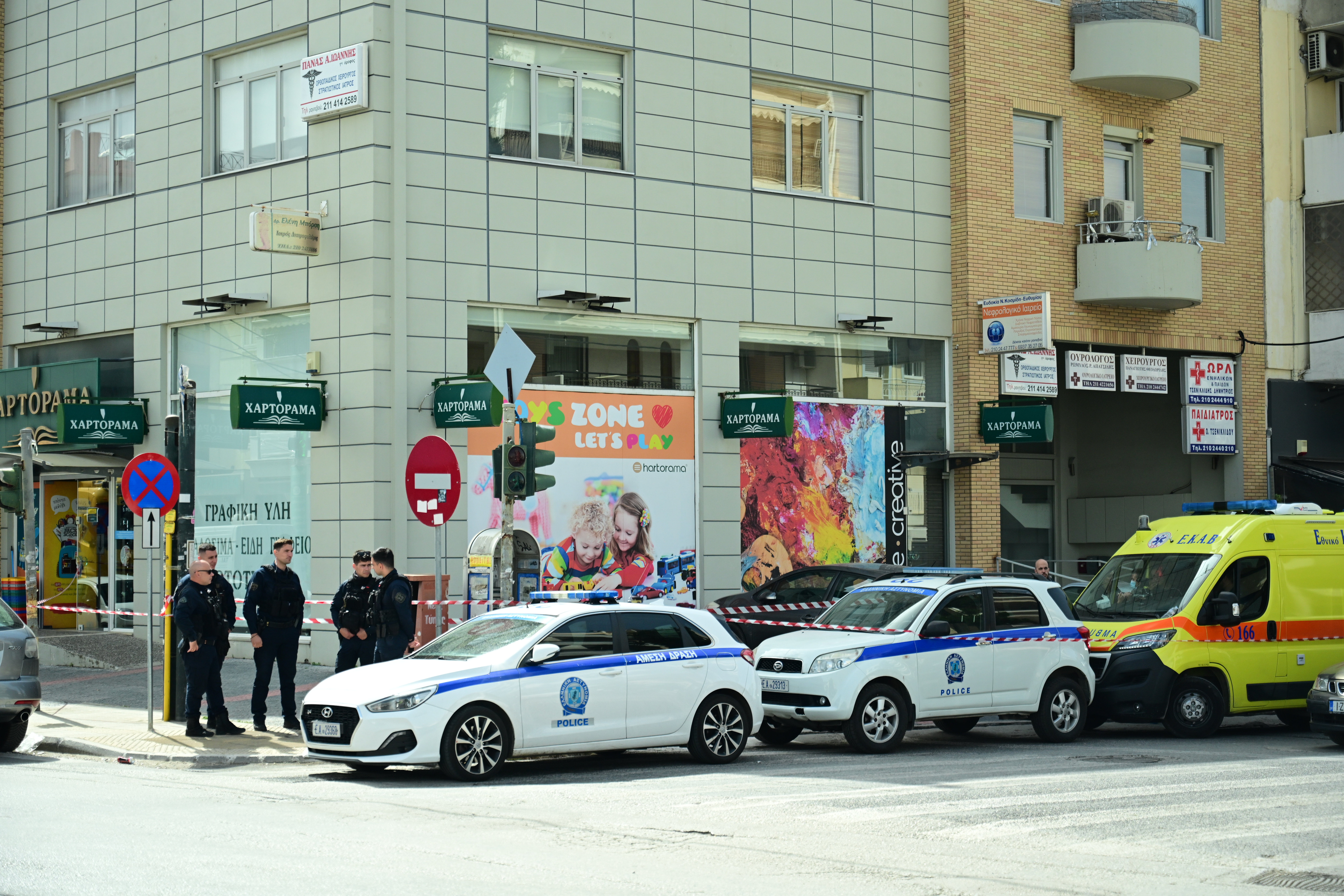 Δολοφονία 40χρονης γυναίκας στο Μενίδι, Πέμπτη 16 Μαΐου 2024. Την γυναίκα εντόπισαν περίοικοι στη συμβολή των οδών Πάρνηθος και Αριστοτέλους. Στο σημείο έσπευσαν άμεσα αστυνομικές δυνάμεις, όπου την βρήκαν θανάσιμα μαχαιρωμένη στην κοιλιακή χώρα. 
(ΚΩΣΤΑΣ ΤΖΟΥΜΑΣ