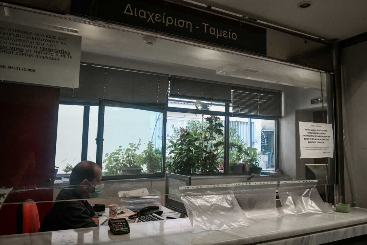 Στιγμιότυπα από την ΙΖ ΔΟΥ Αθηνών στο Παγκράτι, Τετάρτη 13 Οκτωβρίου 2021  (ΤΑΤΙΑΝΑ ΜΠΟΛΑΡΗ