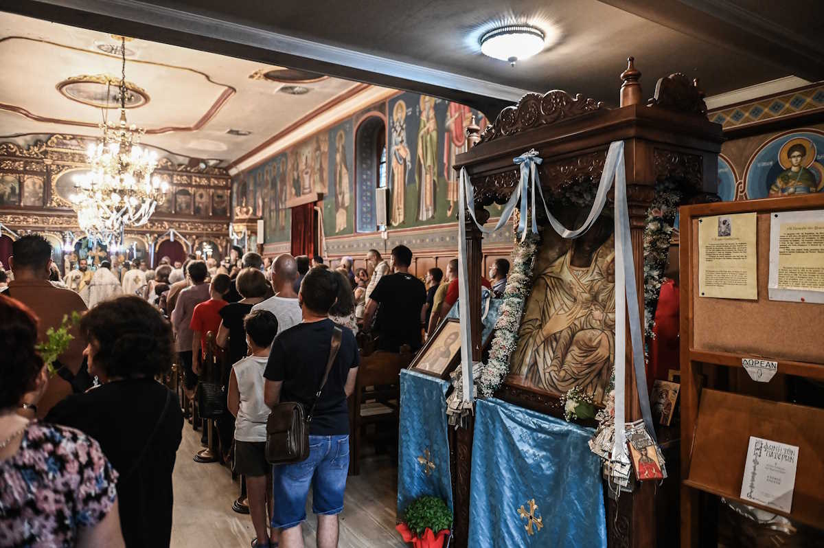 Παραμονές Δεκαπενταύγουστου στην Πρέβεζα. Μέγας Πανηγυρικός Εσπερινός και Ιερά Ακολουθία των εγκωμίων της Υπεραγίας Θεοτόκου, χοροστατούντος του Μητροπολίτη Άρτας Καλλινίκου, στον Ι.Ν. Κοιμήσεως της Θεοτόκου (Παναγία των Ξένων) και Λιτάνευση της Εικόνας στους δρόμους του Ιστορικού Κέντρου της πόλης, Δευτέρα 14 Αυγούστου 2023. 
(ΓΙΩΡΓΟΣ ΕΥΣΤΑΘΙΟΥ