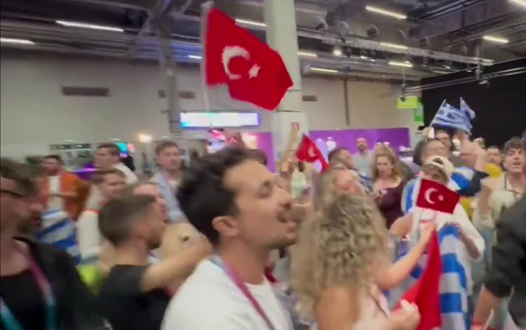 Eurovision 2024: Ελλάδα και Τουρκία έγιναν «ένα» – Δημοσιογράφοι τραγούδησαν αγκαλιά σε ρυθμούς Sertab