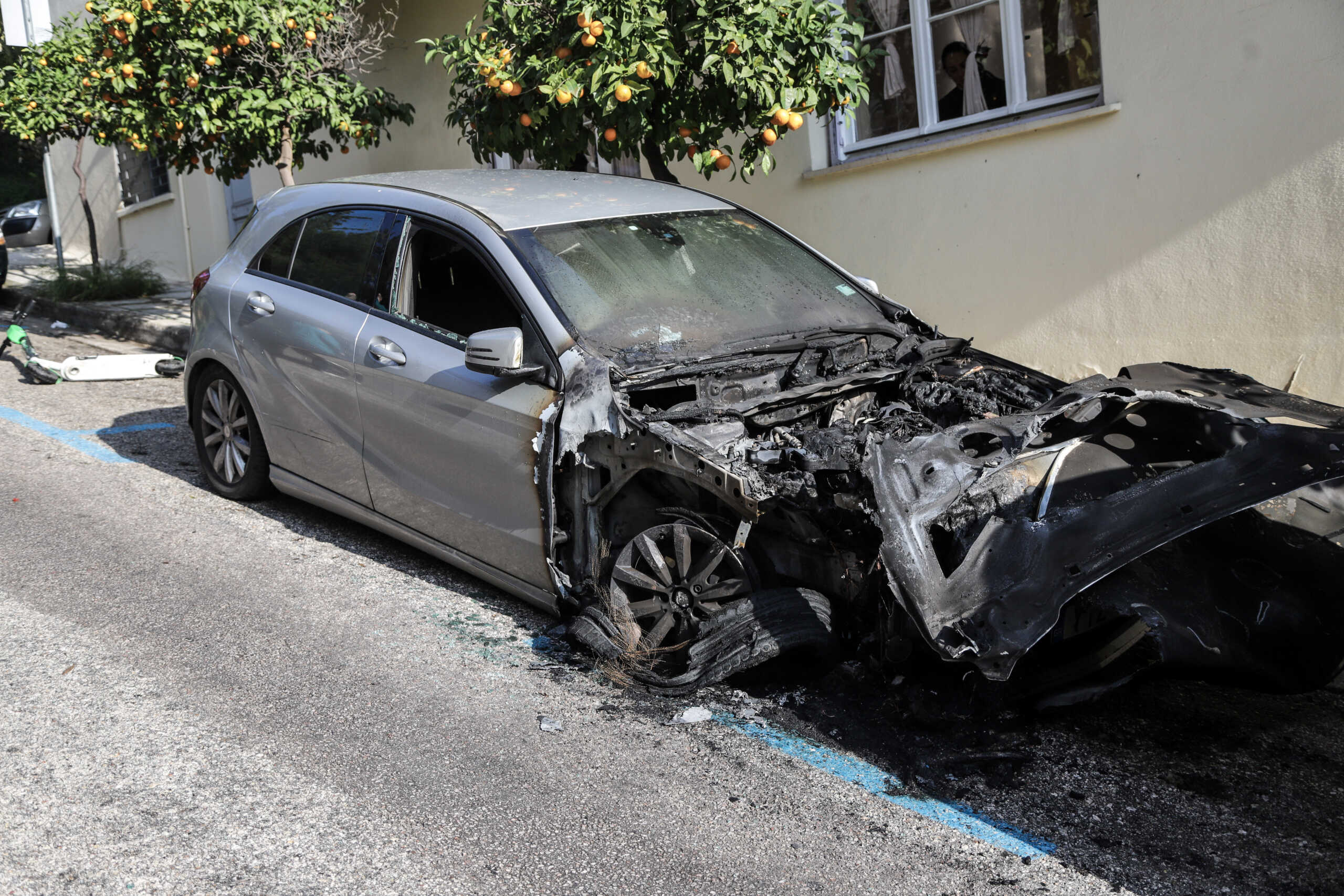 Θεσσαλονίκη: Μπαράζ εμπρηστικών επιθέσεων τα ξημερώματα – Βίντεο ντοκουμέντο με τον δράστη να βάζει φωτιά σε αυτοκίνητο