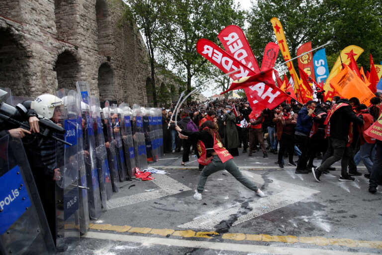 Μάχες διαδηλωτών με την αστυνομία σε συγκέντρωση για την Πρωτομαγιά στην Κωνσταντινούπολη - Συλλήψεις και πλαστικές σφαίρες