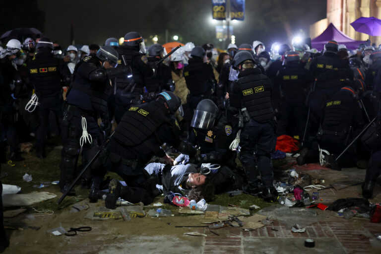 Αγριες συγκρούσεις στο UCLA ανάμεσα στην αστυνομία και φιλοπαλαιστίνιους διαδηλωτές - Δεκάδες συλλήψεις
