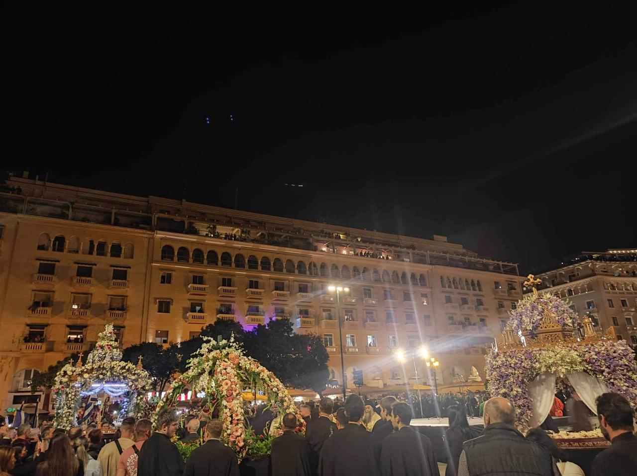 Θεσσαλονίκη: Η στιγμή που συναντιούνται πέντε Επιτάφιοι στην πλατεία Αριστοτέλους για πρώτη φορά
