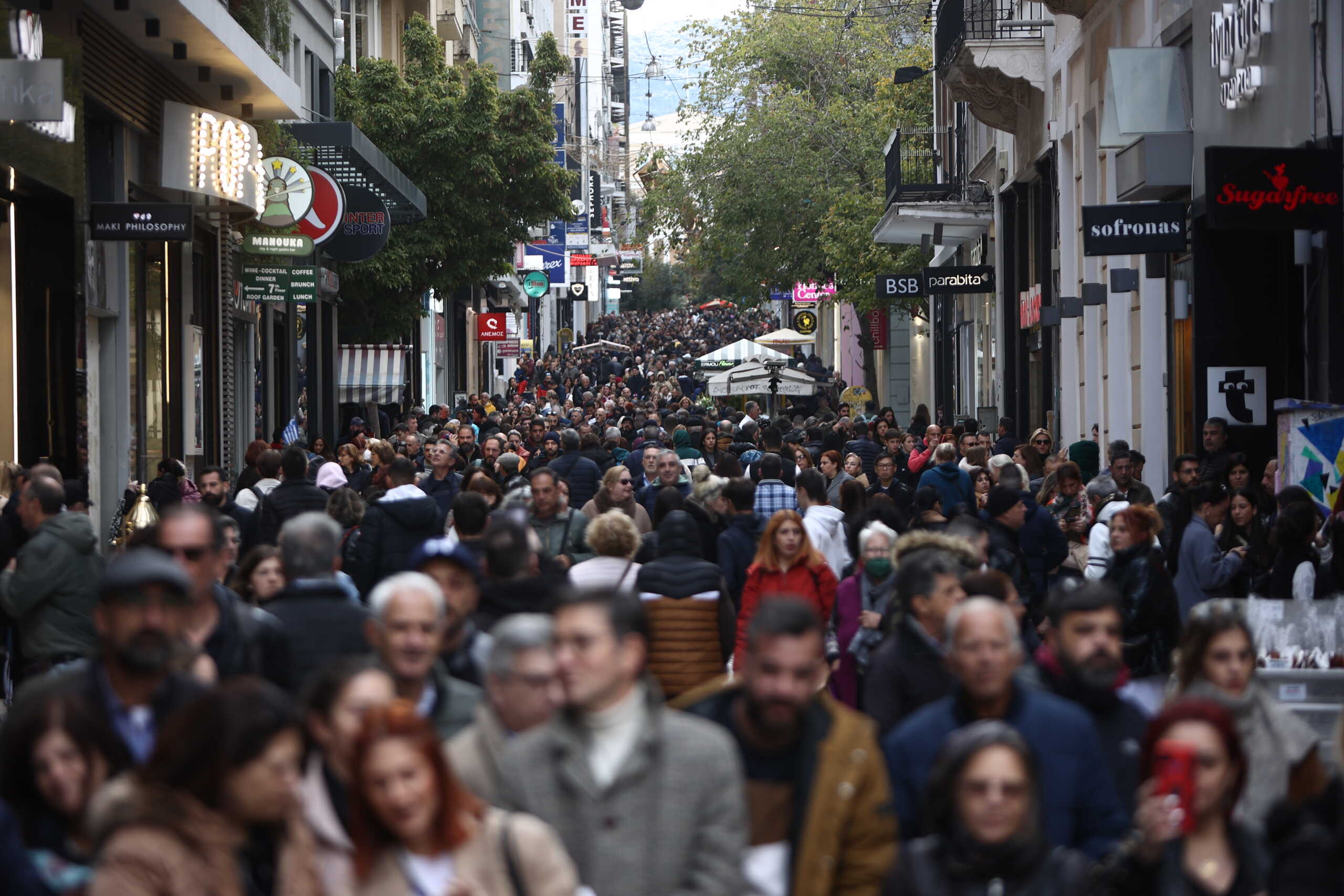 Ανοιχτά τα εμπορικά καταστήματα στον πεζόδρομο της οδού Ερμού στην Αθήνα με τους ιδιοκτήτες τους να συνεχίζουν τις προσφορές της Black Friday, Κυριακή 26 Νοεμβρίου 2023.
(ΒΑΣΙΛΗΣ ΡΕΜΠΑΠΗΣ