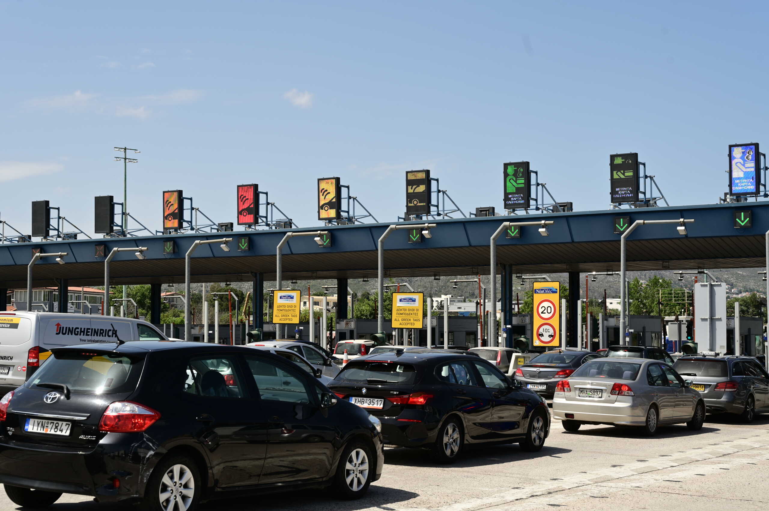 Στιγμιότυπο από την Εθνική Οδό Αθηνών - Λαμίας το μεσημέρι της Μεγάλης Πέμπτης 2 Μαΐου 2024. 
(ΜΙΧΑΛΗΣ ΚΑΡΑΓΙΑΝΝΗΣ