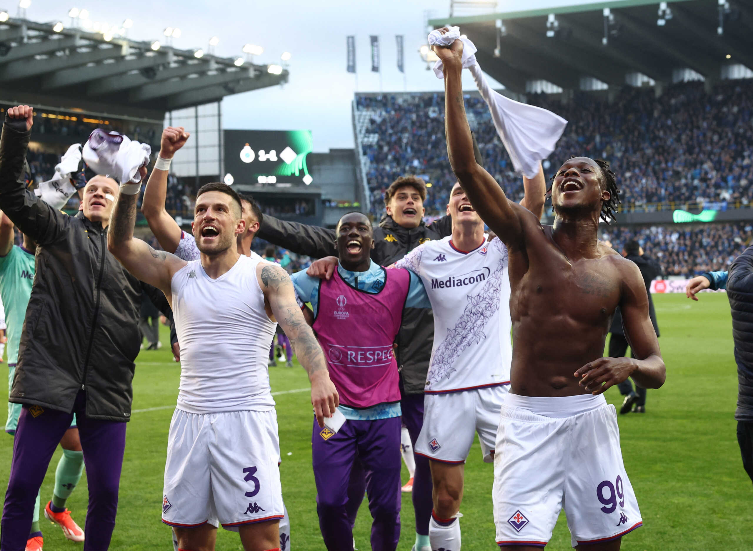 Soccer Football - Europa Conference League - Semi Final - Second Leg - Club Brugge v Fiorentina - Jan Breydel Stadium, Bruges, Belgium - May 8, 2024  Fiorentina's Cristiano Biraghi and Christian Kouame celebrate after the match REUTERS