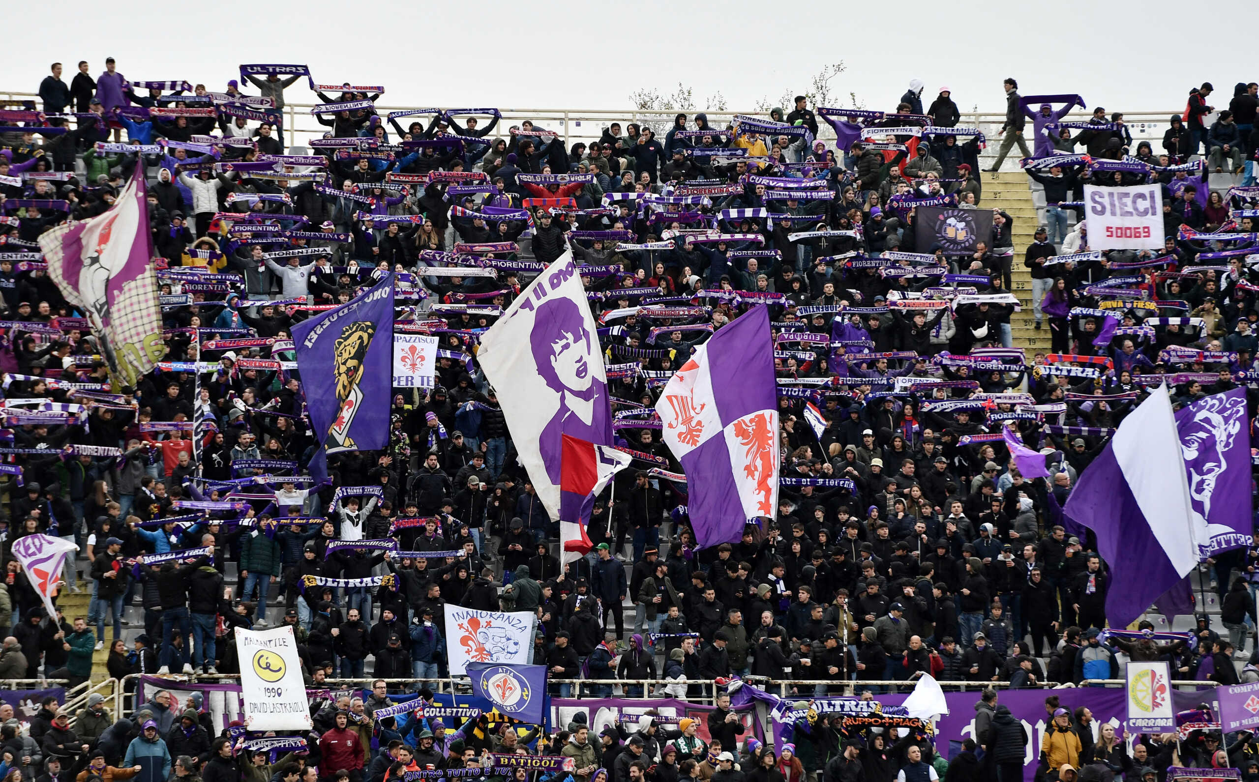 Soccer Football - Europa Conference League - Quarter Final - Second Leg - Fiorentina v Viktoria Plzen - Stadio Artemio Franchi, Florence, Italy - April 18, 2024 Fiorentina fans in the stands before the match REUTERS