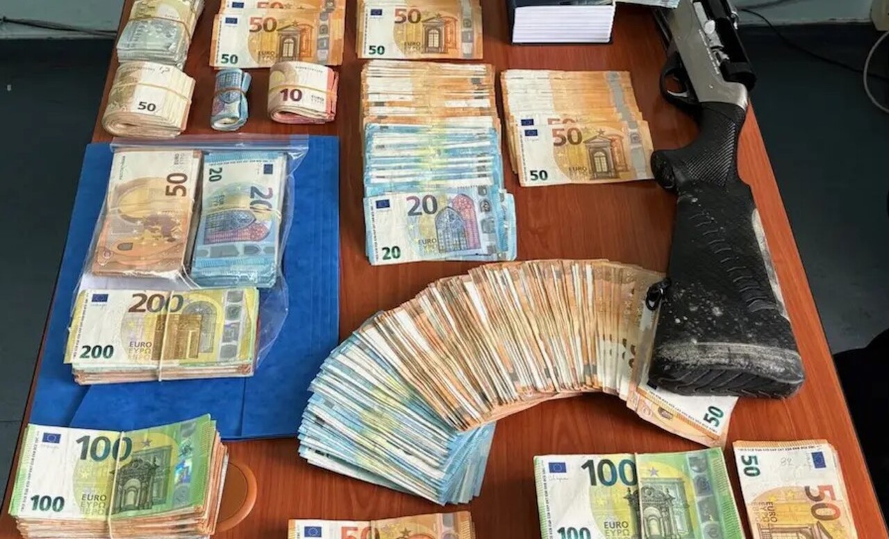 Χαλκίδα: Η χλιδάτη ζωή των εφοριακών – Πολυτελείς βίλες με πισίνες για λογιστή και τον υποδιευθυντή