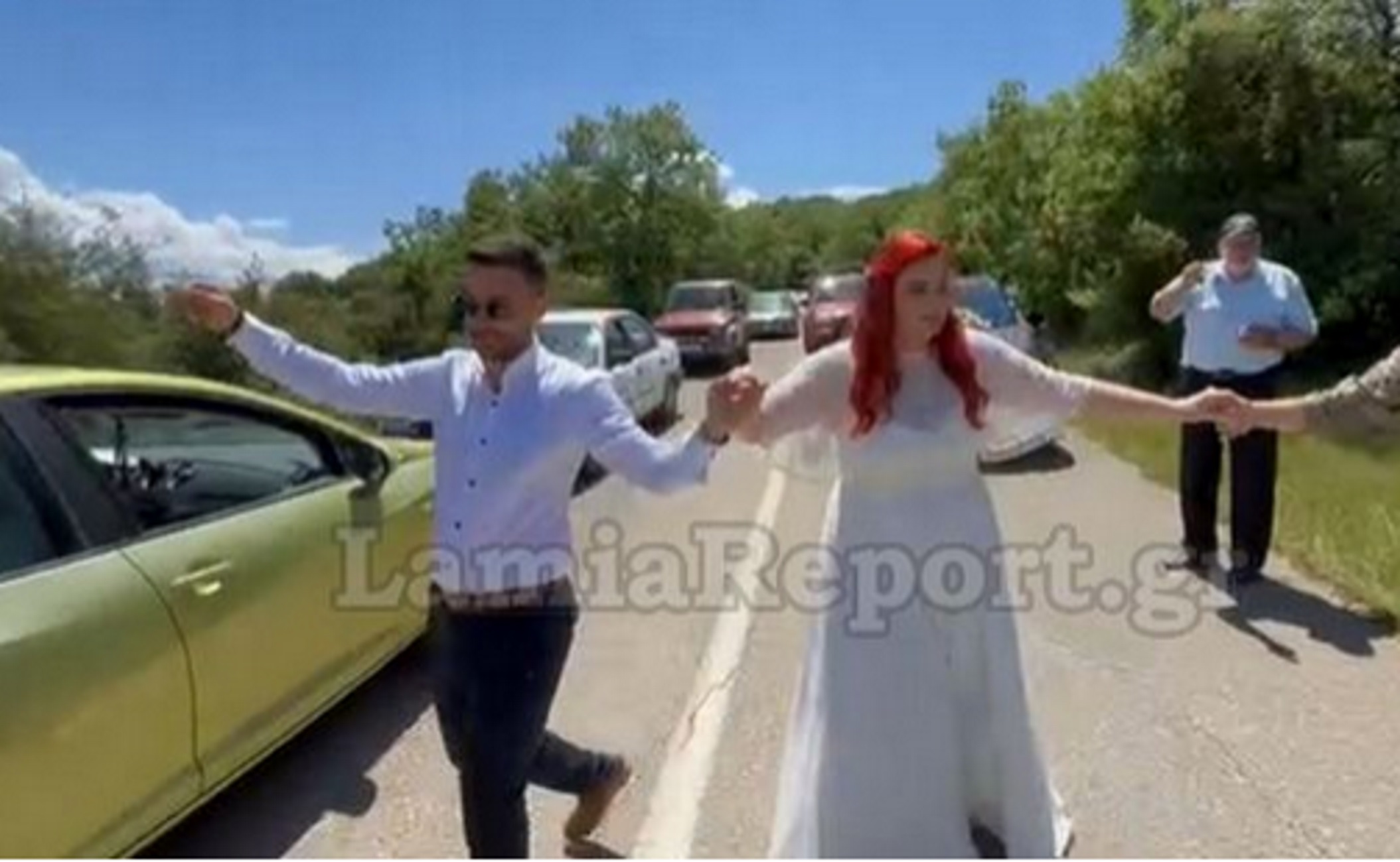 Φθιώτιδα: Γάμος και χορός στη μέση του δρόμου, γαμπρός και νύφη έδωσαν τα ρέστα τους
