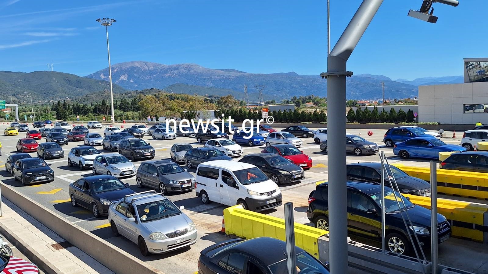 Κορυφώνεται η επιστροφή των εκδρομέων του Πάσχα: «Σημειωτόν» στα διόδια Ρίου – Αντιρρίου, που αλλού έχει ουρές χιλιομέτρων