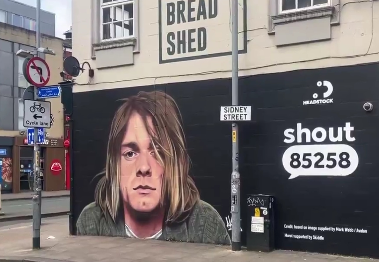 Κερτ Κομπέιν: Εντυπωσιακό γκράφιτι του τραγουδιστή των Nirvana στο Μάντσεστερ για καλό σκοπό