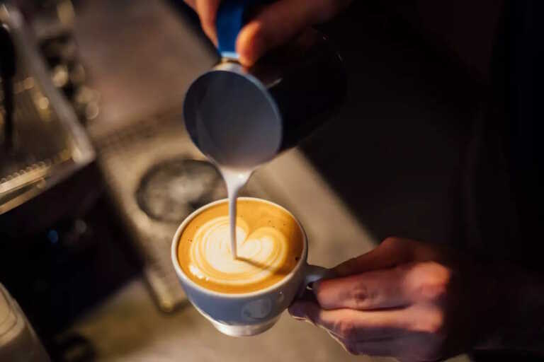 Καφές: Γιατί αυξάνεται ξανά η τιμή του – Οι νεότερες εκτιμήσεις για την παραγωγή του