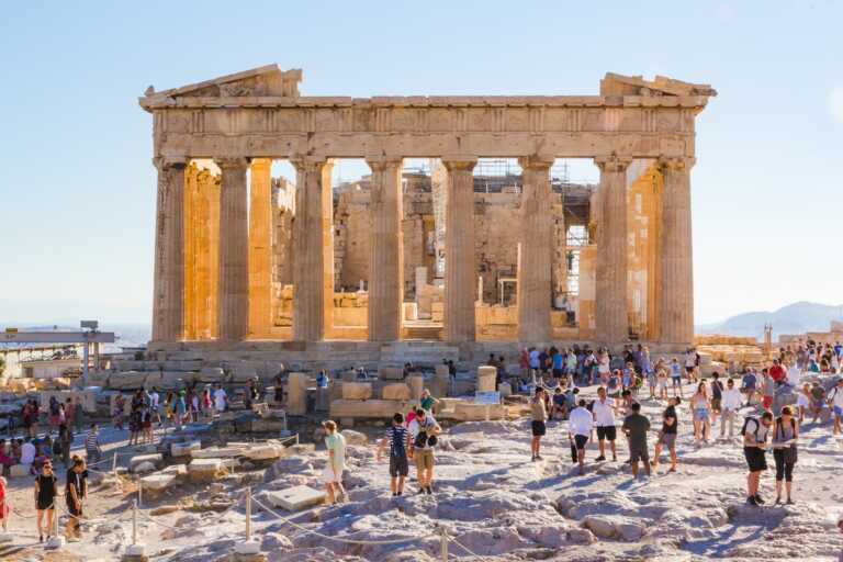 Το 20% των Βρετανών ψηφίζει την Ελλάδα για διακοπές
