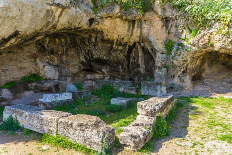 Πλουτώνιο Σπήλαιο στην Ελευσίνα: Τα αινίγματα και οι παλιοί θρύλοι για τον Κάτω Κόσμο