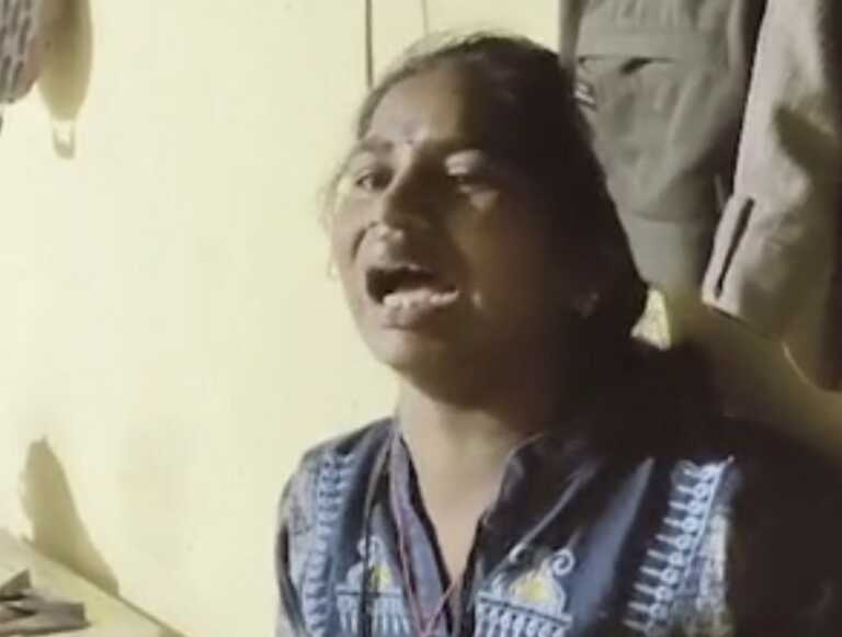 Φρικτό έγκλημα στην Ινδία με μητέρα να ρίχνει σε ποτάμι με κροκόδειλους τον 6χρονο κωφάλαλο γιο της - «Μόνο τρώει» της έλεγε ο πατέρας του παιδιού