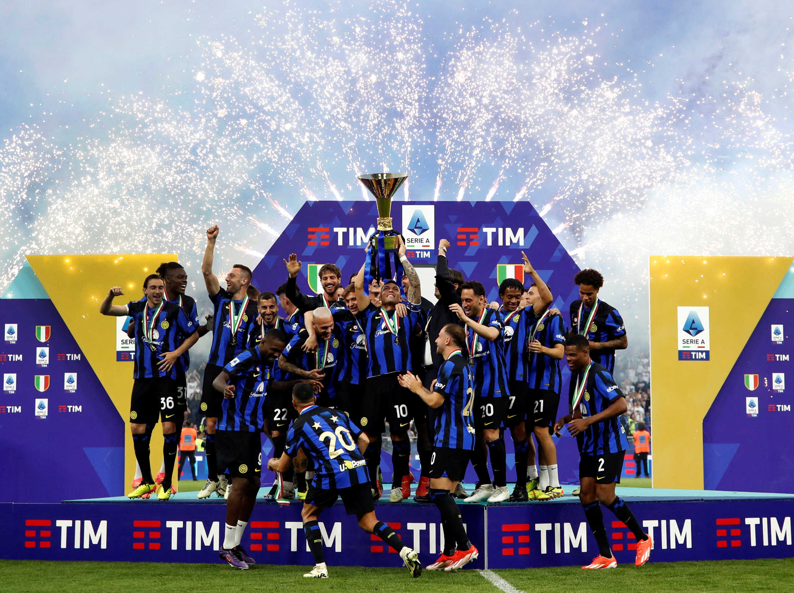 Soccer Football - Serie A - Inter Milan v Lazio - San Siro, Milan, Italy - May 19, 2024 Inter Milan's Lautaro Martinez and teammates celebrate with the trophy after winning the Serie A REUTERS