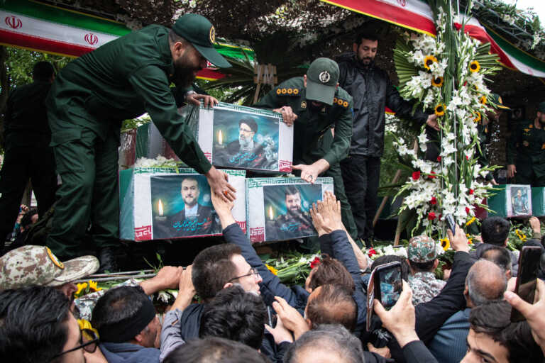 Ποταμός θρήνου στο Ιράν για τον Εμπραχίμ Ραϊσί - Ξεκίνησε η πολυήμερη κηδεία του Προέδρου της χώρας 