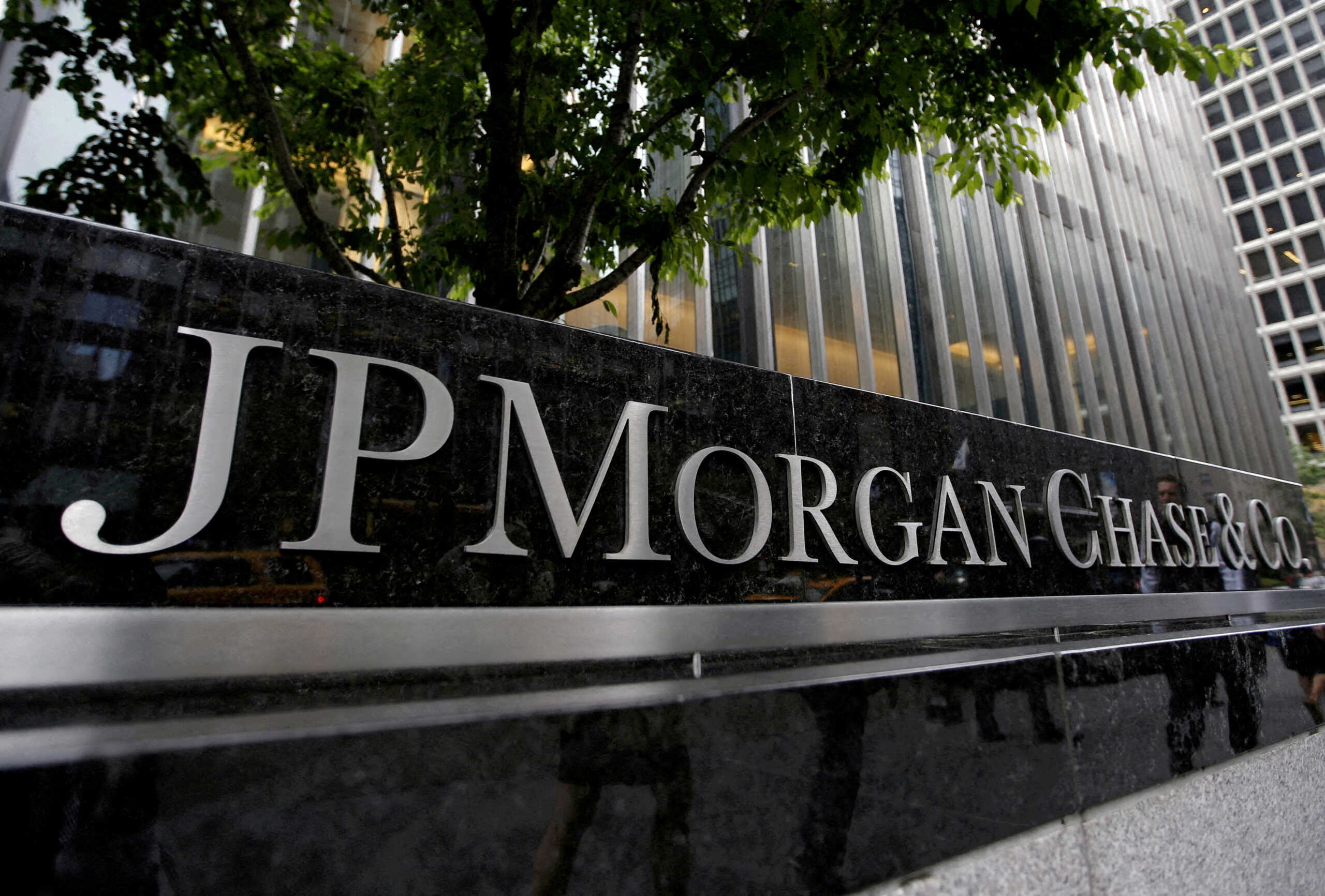 FILE PHOTO: A view of the exterior of the JP Morgan Chase & Co. corporate headquarters in New York City May 20, 2015.  REUTERS