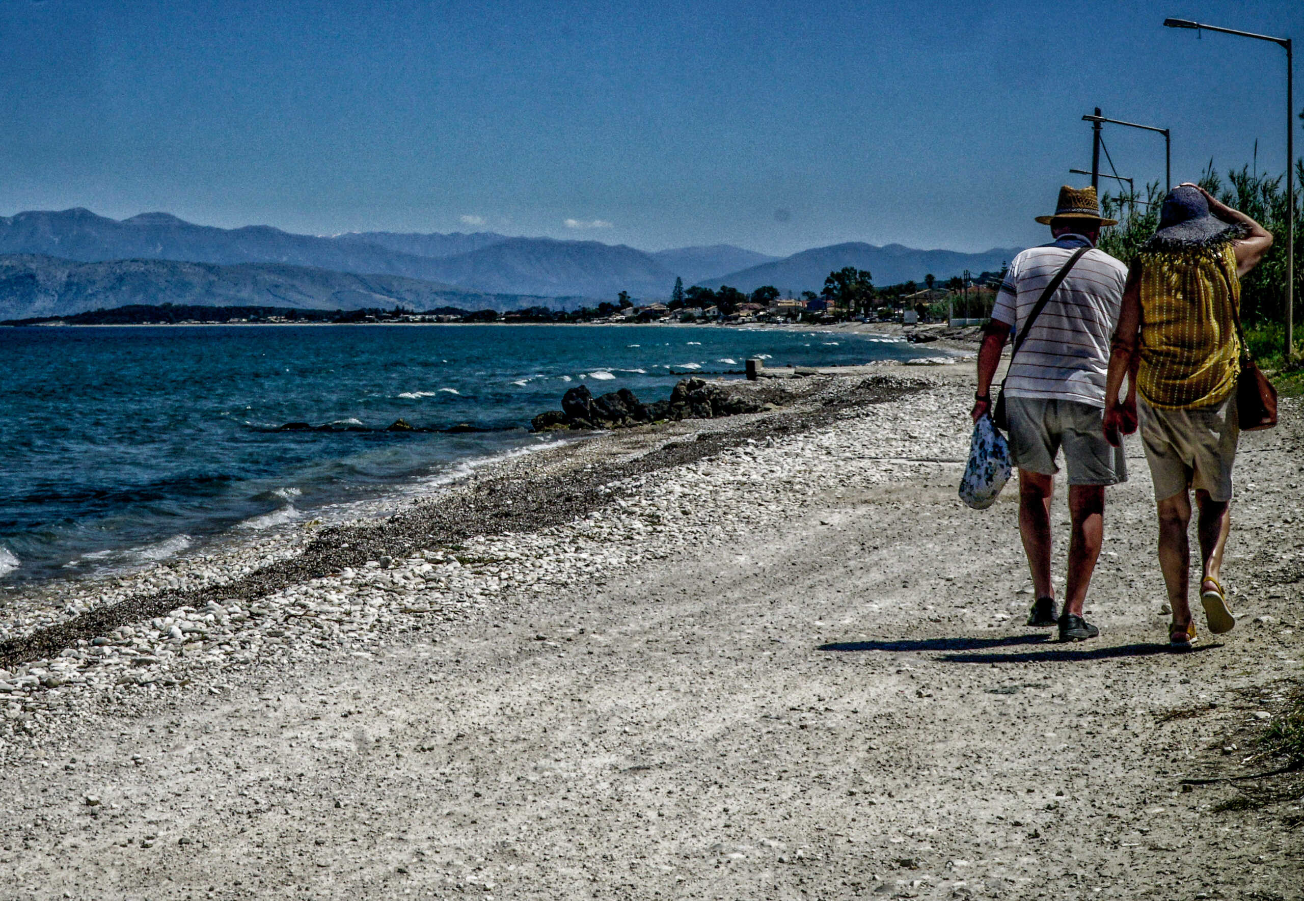 Τουρίστες στη παραλία της ρόδας στη βόρεια Κέρκυρα.  Μεγάλη Δευτέρα 29 Απριλίου 2024 . (ΓΙΩΡΓΟΣ ΚΟΝΤΑΡΙΝΗΣ