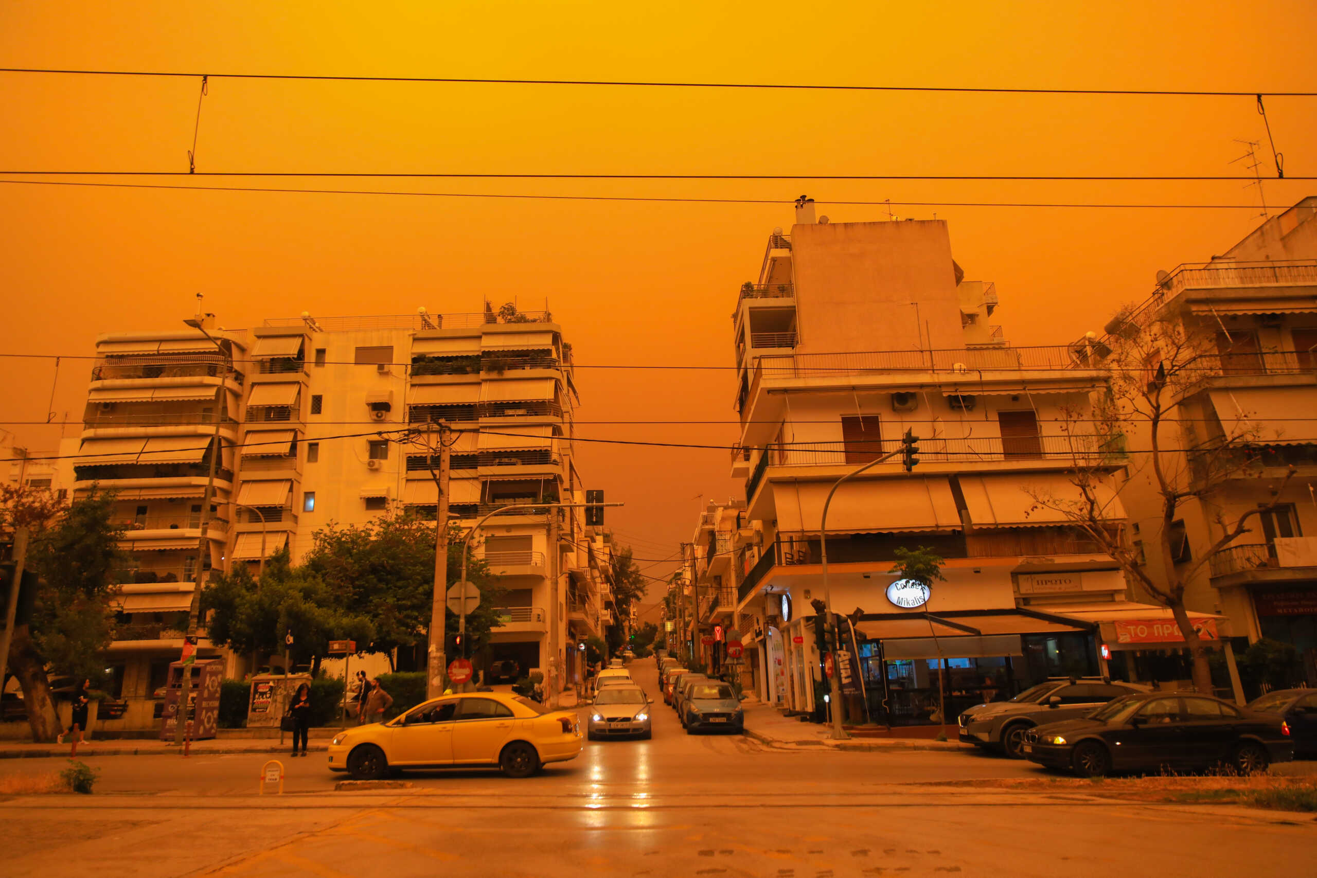 Έντονη αυτή την ώρα η αφρικανική σκόνη πάνω από την Αθήνα.  Τρίτη 23 Απριλίου 2024  (ΓΙΑΝΝΗΣ ΠΑΝΑΓΟΠΟΥΛΟΣ