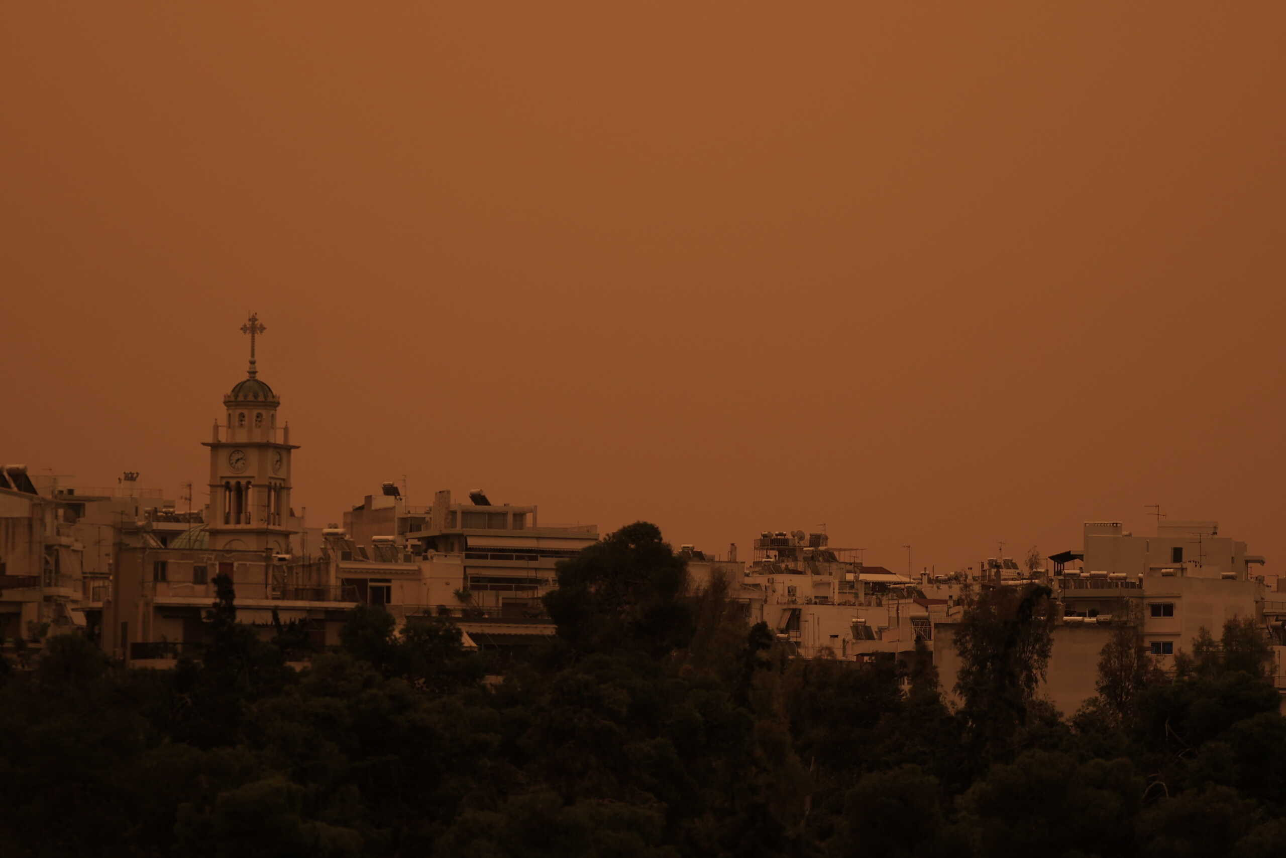 Έντονη αυτή την ώρα η αφρικανική σκόνη πάνω από την Αθήνα.  Τρίτη 23 Απριλίου 2024  (ΓΙΩΡΓΟΣ ΚΟΝΤΑΡΙΝΗΣ