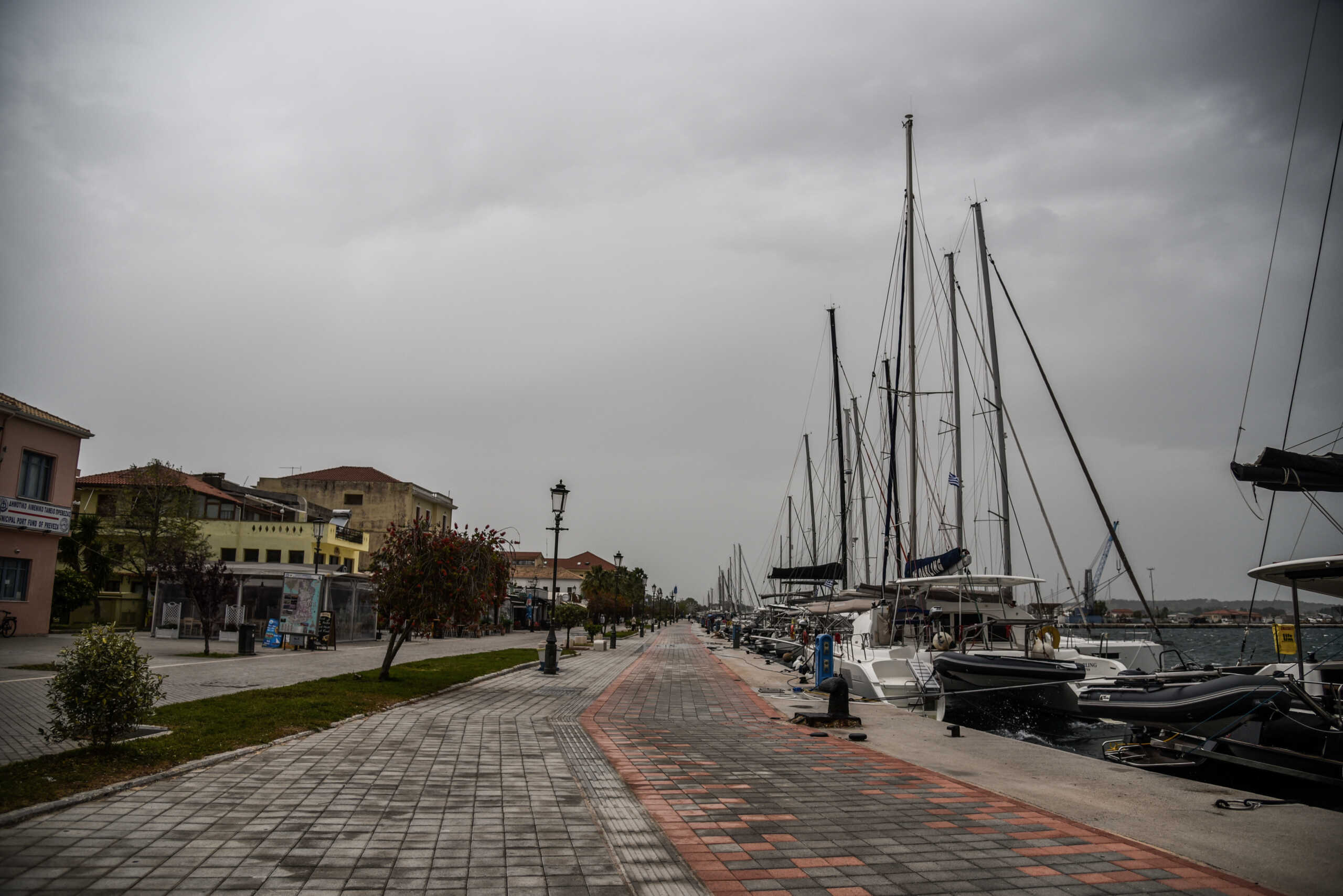 Αφρικανική σκόνη και λασποβροχή στην Πρέβεζα, Τρίτη 23 Απριλίου 2024. 
(ΓΙΩΡΓΟΣ ΕΥΣΤΑΘΙΟΥ
