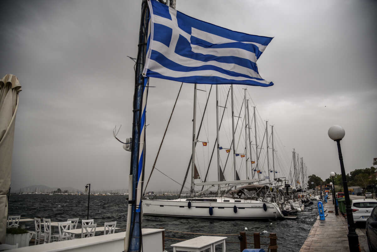 Αφρικανική σκόνη και λασποβροχή στην Πρέβεζα, Τρίτη 23 Απριλίου 2024. 
(ΓΙΩΡΓΟΣ ΕΥΣΤΑΘΙΟΥ
