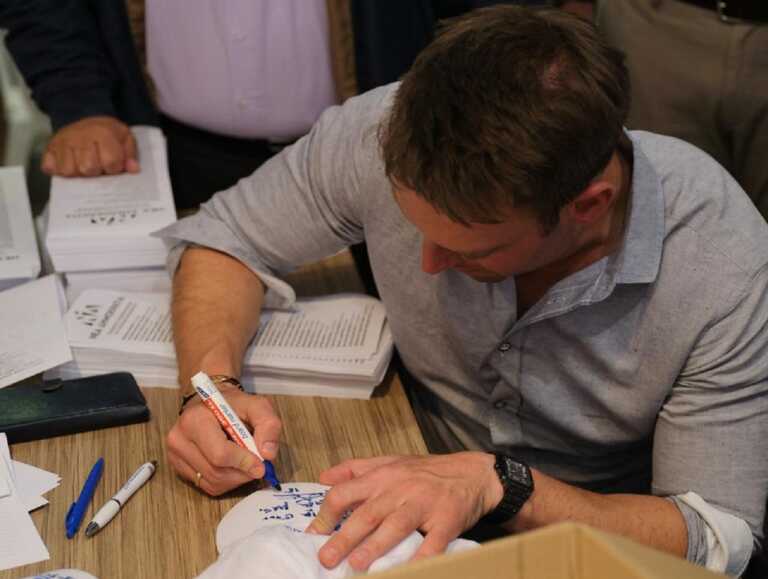 Ο Στέφανος Κασσελάκης μπήκε στο εκλογικό της ΝΔ στο Κιλκίς και υπέγραψε καπέλα