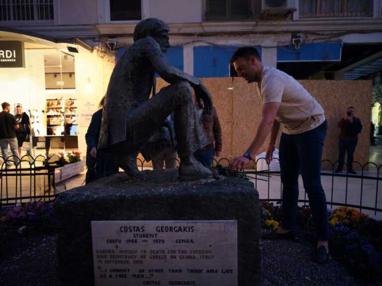 Στέφανος Κασσελάκης: Λουλούδια στο μνημείο του φοιτητή Κώστα Γεωργάκη που αυτοπυρπολήθηκε στη Χούντα