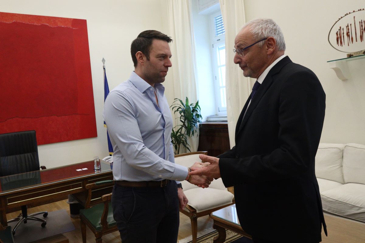 Ο Ισραηλινός πρέσβης απαντά στον Κασσελάκη με βίντεο των ομήρων: «Δεν είναι μόνο μέρος της Χαμάς τρομοκράτες»